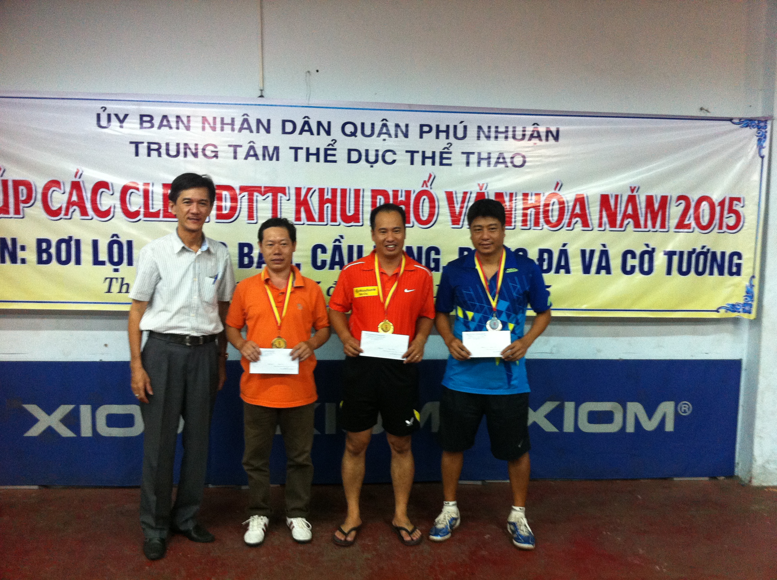 trao giai bong ban cup clb phu nhuan 2015